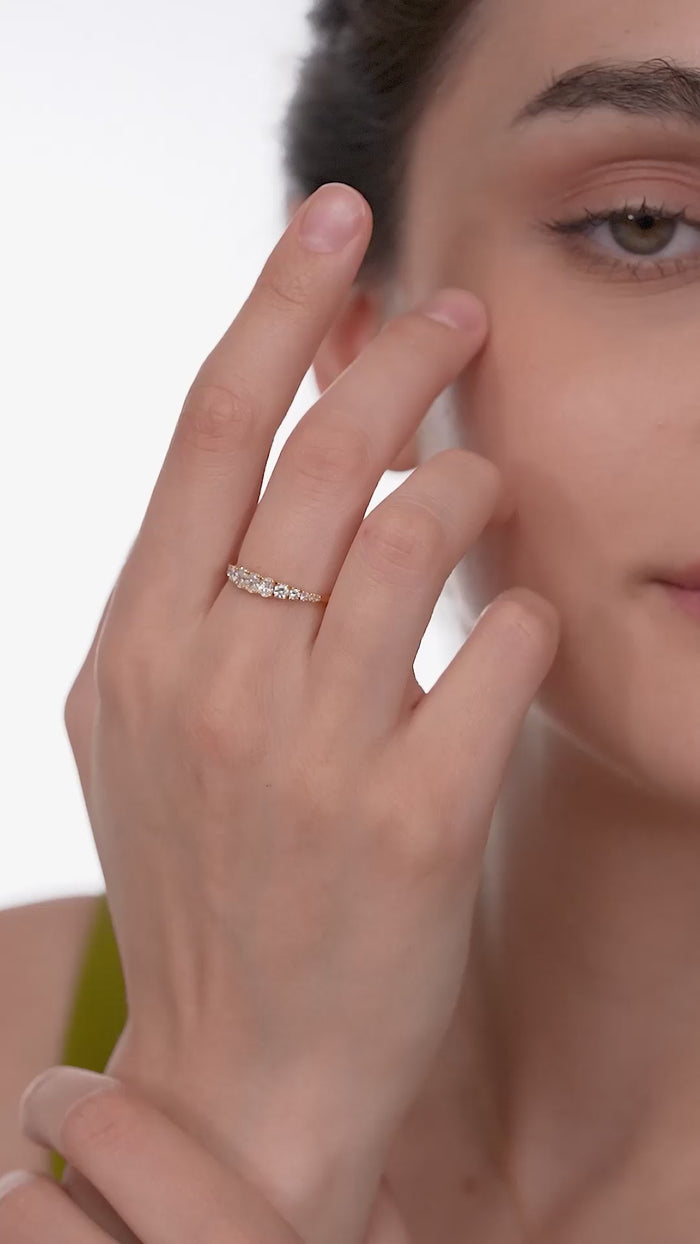 Graduated Oval and Round Lab Grown Diamond Band in Gold